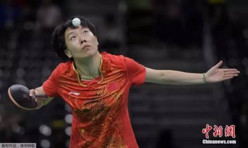 当地时间8月10日,里约奥运乒乓球女子单打1/4决赛,李晓霞4-0轻松战胜日本选手福原爱,进入女单决赛。图为李晓霞在比赛中。 点击进入下一页