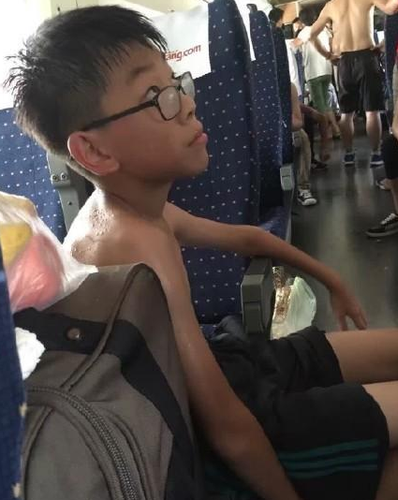 由于高铁停驶，且无法开门开窗，密闭的空间中，人们只能靠脱衣解暑。