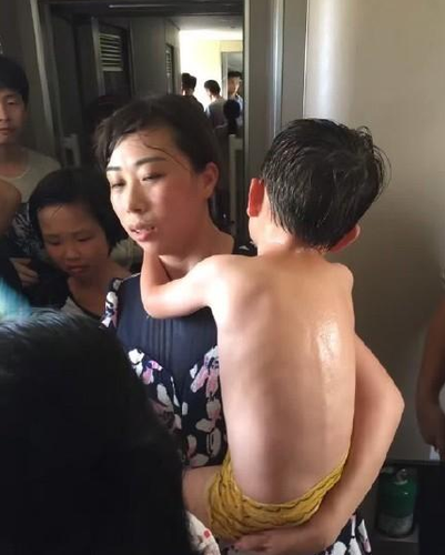 车内停水停电，不能开门，车内将近40度，好几位乘客发生不良反应。