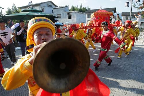 迎亲队伍在表演。