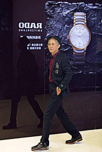 网友“亲爱的葵”表示，当下，不少老人的退休生活就是带孩子，没有其他生活乐趣，这位老爷爷的生活方式，值得其他老人参考、学习，老年人的退休生活，也可以很潇洒、很帅气。