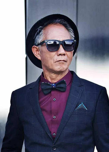 还有网友认为，拍摄这组照片的年轻人，用心关注老年人的世界，精神可贵，创意可嘉。网友“咚呛咚呛”说，“原来的年轻人，喜欢泡吧，喜欢玩闹，他们的世界离老年人很远。而拍摄这组照片的年轻人，却是用心在关注老年人的世界，这是非常难能可贵的。”