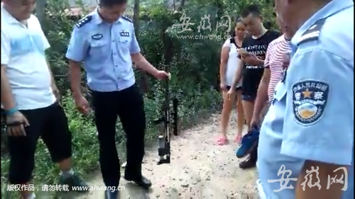 警方在案发现场附近找到的枪支。（视频截图）