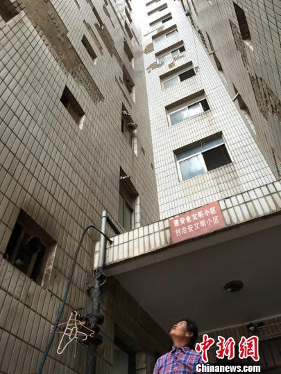 图为白马小区高层楼道口上方，墙砖脱落严重。　缪超 摄