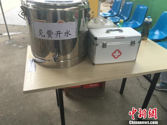 图为石家庄“公交休憩驿站”内的便民服务。　李洋 摄