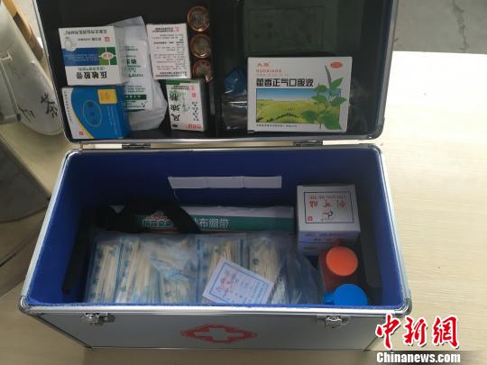 图为石家庄“公交休憩驿站”内为市民免费提供的一些医药用品。　李洋 摄