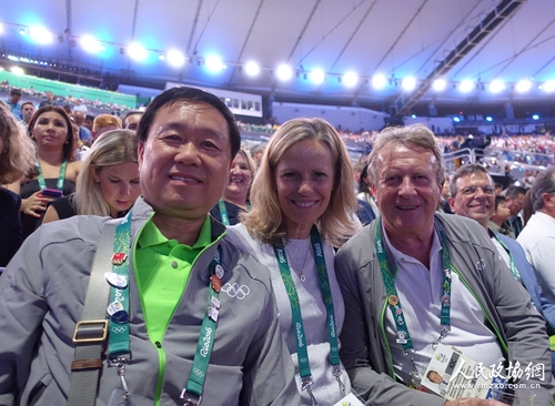 李国平委员(左一)参加里约奥运会开幕式 李国平委员(左一)参加里约奥运会开幕式