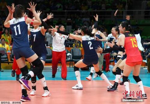 北京时间8月17日上午9时15分，里约奥运会中国女排在1/4决赛中，中国女排经过5局苦战3-2战胜东道主、卫冕冠军巴西队，晋级四强。