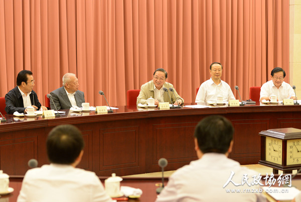 　　8月18日，全国政协在北京召开第54次双周协商座谈会，围绕“国际科技合作与大科学计划”建言献策。全国政协主席俞正声主持会议并讲话。本报记者 姜贵东 摄