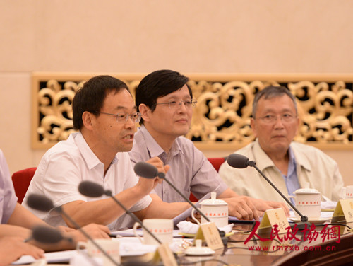 图①武向平委员（左一）在会上发言。