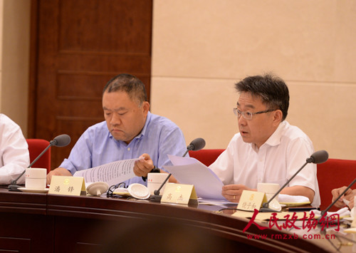 图②高杰委员（右一）在会上发言。