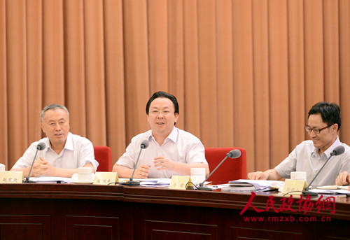 图③中科院副院长谭铁牛回应委员发言。 本报记者 姜贵东 摄