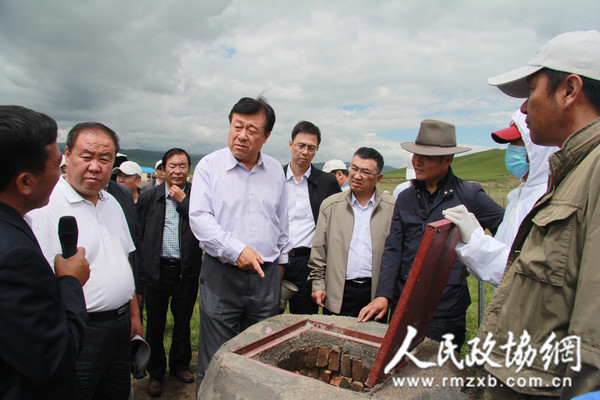 农业部副部长于康震参观刚察县新海村犬粪无害化处理点 _副本