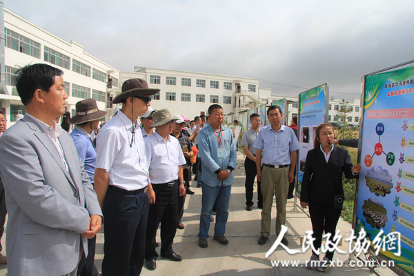 7省区和新疆生产建设兵团农牧厅（兽医局）负责人在海晏县夏华屠宰场参观展板_副本