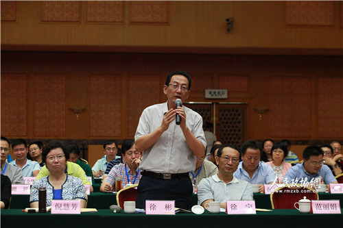 一、民盟云南省委副主委、云南省科技厅厅长徐彬向专家提问。左一为民盟中央副主席、云南省政协副主席、民盟云南省委主委倪慧芳在聚精会神地听专家论述。右一为民盟云南省委驻会副主委徐宁。王德华、黄家友  摄影