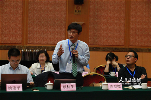 二、民盟中央社会委员会委员、四川大学——香港理工大学灾后重建与管理学院执行院长顾林生向专家提问。王德华、黄家友  摄影