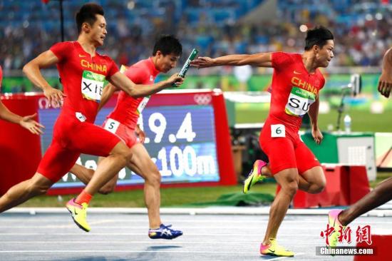 北京时间8月20日上午，在里约奥运会男子4x100米接力决赛中，由博尔特领衔的牙买加队如愿卫冕，这也是博尔特在三届奥运会上斩获的个人第九枚金牌。美国队被取消成绩，日本队收获银牌。由汤星强、谢震业、苏炳添、张培萌组成的中国队最终排名第四。图为中国队在比赛中。<a target='_blank' href='http://www.chinanews.com/' >中新网</a>记者 富田 摄
