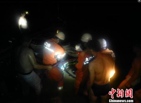 事故发生后，修水县组织公安消防等部门及时搜救。　叶贵 摄