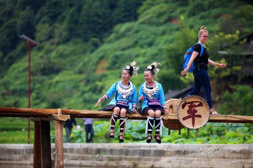 侗族群众身着民族盛装，开展祭萨、鼓楼对歌、侗族大歌汇演等民俗活动。1