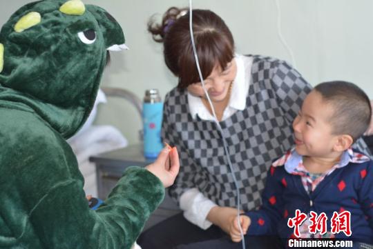 志愿者装扮成熊大、美羊羊、小老虎、小恐龙、小熊猫、魔术师、小丑、超人、蜘蛛侠等中国儿童喜欢的卡通形象，缓解患儿对病痛的恐惧。　范丽芳 摄