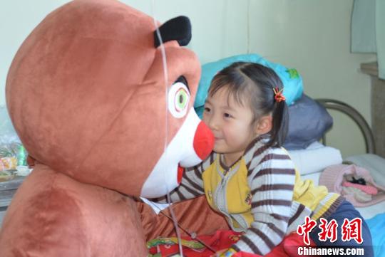 志愿者装扮成熊大、美羊羊、小老虎、小恐龙、小熊猫、魔术师、小丑、超人、蜘蛛侠等中国儿童喜欢的卡通形象，缓解患儿对病痛的恐惧。　范丽芳 摄