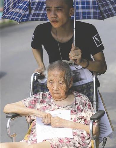 残疾孙子推着九旬奶奶寻找走失四天的脑萎缩父亲