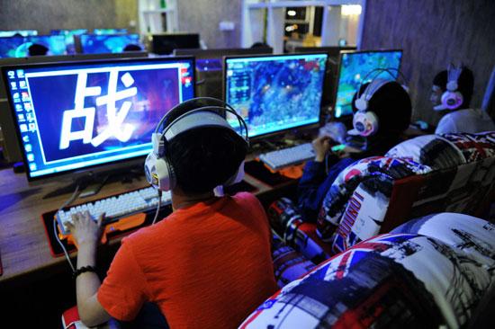 网民在一网吧玩游戏