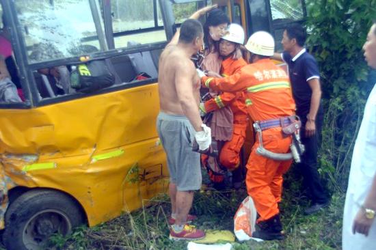 水泥罐车与校车相撞3人死亡22人受伤村民从家中拿出被子帮忙将伤者抬到路边