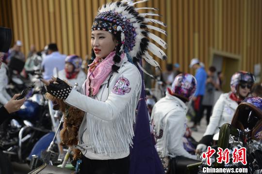 数百炫酷动力机车亮相鄂尔多斯“哈雷姑娘”抢镜