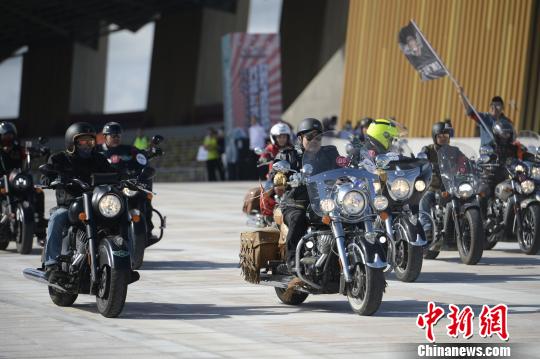 图为动力机车队伍整装待发。　刘文华 摄
