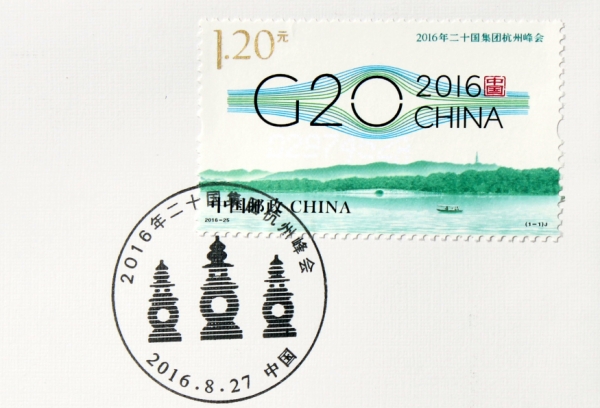 新华社照片，苏州（江苏），2016年8月27日
    中国邮政发行《2016年二十国集团杭州峰会》纪念邮票
    这是8月27日拍摄的盖有纪念邮戮的《2016年二十国集团杭州峰会》纪念邮票。
    当日，中国邮政发行《2016年二十国集团杭州峰会》纪念邮票一套一枚，邮票面值1.20元。本套邮票图案包含峰会会标及举办地杭州的风光元素，极具中国特色。
    新华社发（王建康 摄）