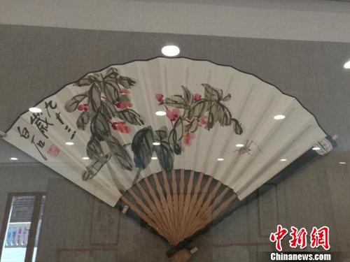 《生活艺术理想家》名家真迹展连日来在江西南昌举办，其中包括近现代中国著名绘画大师齐白石、山水画大师黄宾虹、海派书画画匠程十发、“东方梵高”崔子范、当代书法家“草圣”林散之等人的代表作品。图为齐白石的作品《《花卉草虫》。　苏路程 摄