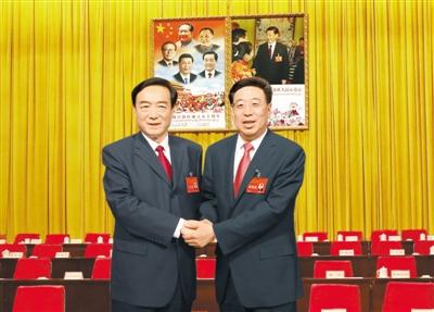 8月28日下午，自治区召开全区领导干部会议，宣布中央决定：吴英杰同志任西藏自治区党委书记，陈全国同志不再担任西藏自治区党委书记、常委、委员职务。这是吴英杰和陈全国亲切握手。本报记者 姚海全 洛桑 摄