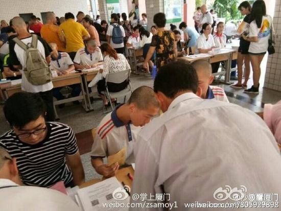 奇葩校规：染发或男生头发超6毫米均不予注册