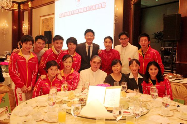 霍震霆委员（前左三）与内地奥运精英代表团在一起。
