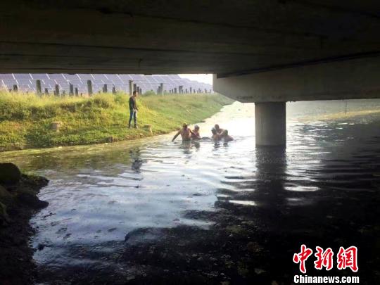 图为经过20分钟的搜寻，溺亡者遗体被找到。　黄伟 摄