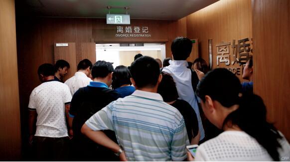 p28-尽管上海市住建委于8 月29 日辟谣“购房信贷新政传言”，30 日上海徐汇区民政局离婚登