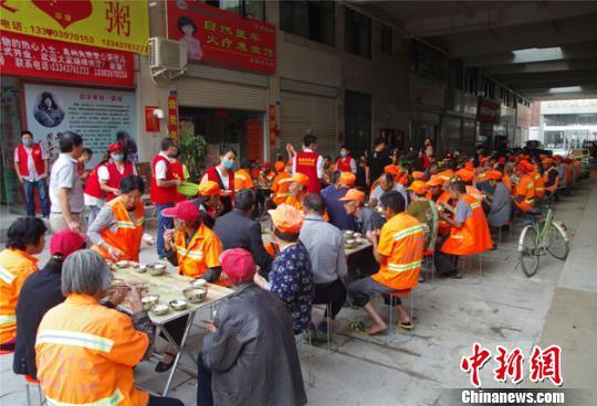 杨丽发起的爱心粥屋每天为百余人提供免费早餐。　路宽 摄