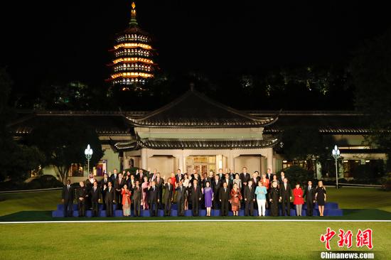 9月4日，国家主席习近平和夫人彭丽媛在杭州西子宾馆举行宴会，欢迎出席二十国集团领导人杭州峰会的外方代表团团长及所有嘉宾。图为习近平和彭丽媛同外方代表团团长及其配偶在室外草坪合影留念。 <a target='_blank' href='http://www.chinanews.com/'>中新社</a>记者 盛佳鹏 摄
