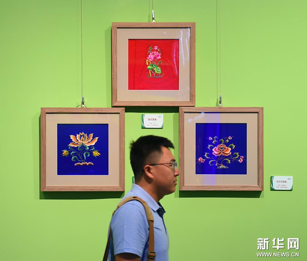 9月5日，观众从一组蒙古族传统刺绣作品前走过。