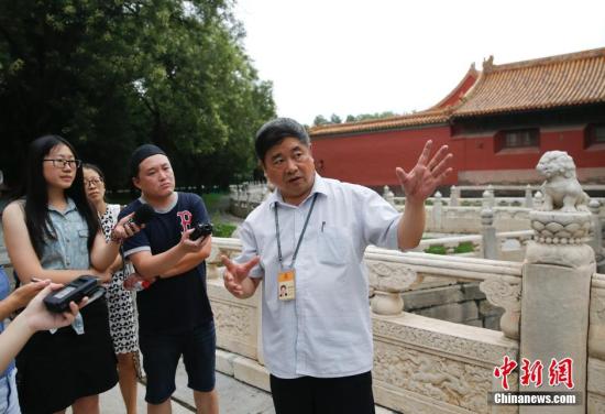 7月25日，故宫博物院院长单霁翔召开新闻发布会，详解故宫排水系统营造与维护中的“工匠精神”，并带领记者参观故宫排水设施。 中新社记者 杜洋 摄
