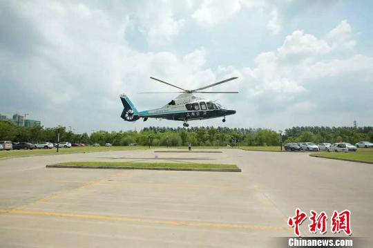 直升机迅速飞往瑞金医院总院停机坪接专家，阵阵轰鸣声中，2名医生1名护士快速登机，11分钟后，直升机已降落到位于郊区嘉定的瑞金医院北院。　瑞金供图 摄