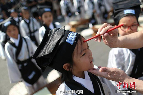 　　8月31日百余小学新生在南京夫子庙大成殿前“开笔破蒙”，通过向孔子像行礼、诵读《论语》、学写“人”字、朱砂开智、聆听师长寄语等，宣告正式成为一名学生。