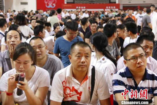 不少无锡市民仍在观望，希望房价回归理性。　孙权 摄