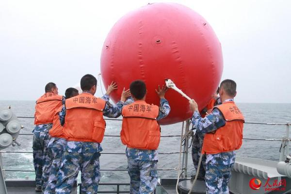 东海舰队6艘战舰开展实战化训练 主副炮开火4
