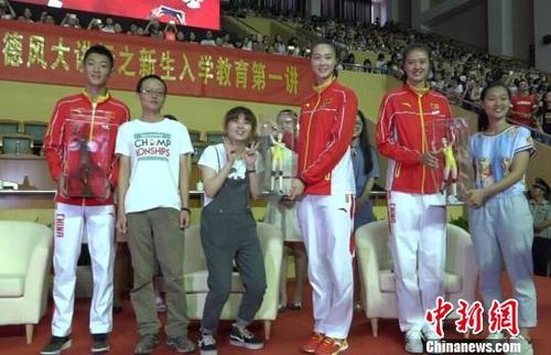 三位奥运健将返回母校，令南京师范大学的同学们全场失控，齐声大喊偶像名字。　李珂 摄