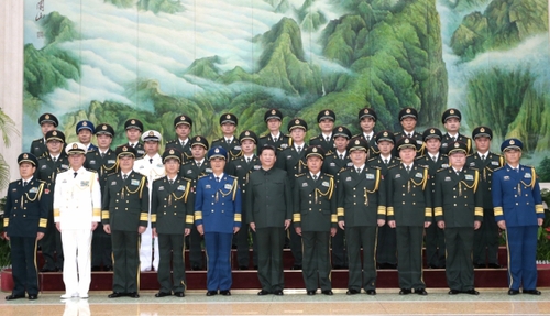 这是习近平接见武汉联勤保障基地领导班子成员和各联勤保障中心主要领导，并同大家合影留念。