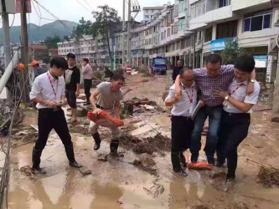 浙江官员因“救灾搀扶照”被免职,拍照者致歉