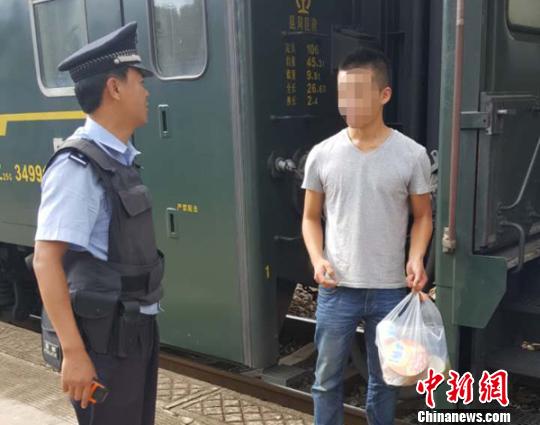 小卢对民警的帮助表示感谢。　王宏斌 摄