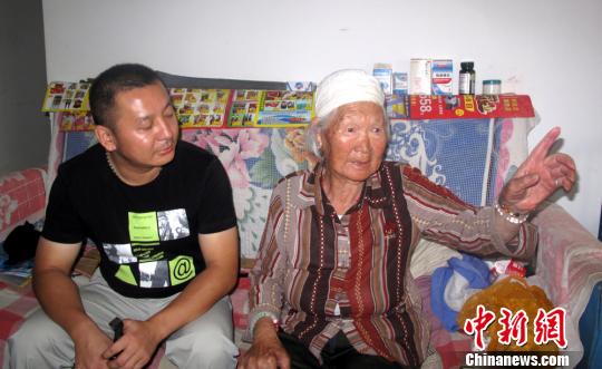 冯大妈向记者介绍何生强照顾社区老人的情况。　杨东 摄
